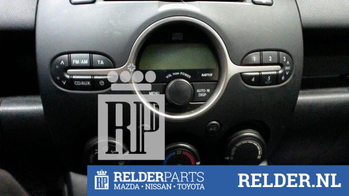 Radio CD player from a Mazda 2 (DE) 1.3 16V S-VT High Power 2009