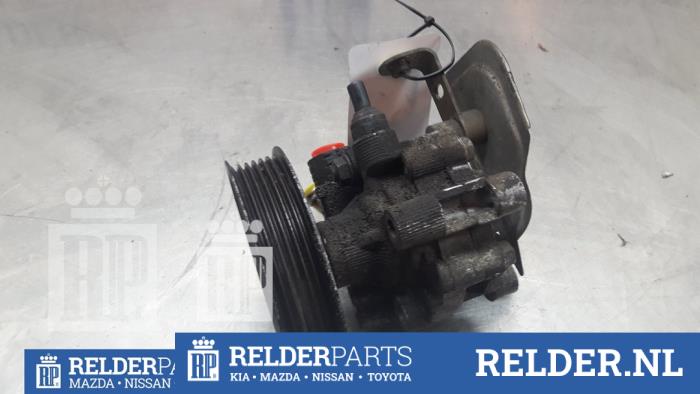Usagé Pompe de direction Toyota Avensis (T22) 1.6 16V VVT-i Prix € 36,00 Règlement à la marge proposé par Relder Parts B.V.