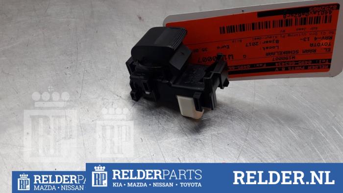 Usados Interruptor de ventanilla eléctrica Toyota RAV4 (A4) 2.5 Hybrid 16V VVT-i 4x2 Precio € 23,00 Norma de margen ofrecido por Relder Parts B.V.