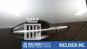 Używane Uchwyt drzwi lewych tylnych wersja 4-drzwiowa Mazda 3 (BL12/BLA2/BLB2) 1.6i MZR 16V Cena € 23,00 Procedura marży oferowane przez Relder Parts B.V.