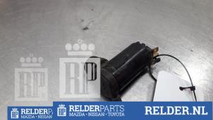 Usagé Pompe lave-glace avant Nissan Pixo (D31S) 1.0 12V Prix € 20,00 Règlement à la marge proposé par Relder Parts B.V.