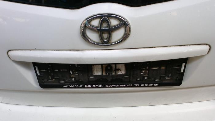 Uchwyt tylnej klapy z Toyota Corolla Verso (R10/11) 1.6 16V VVT-i 2004