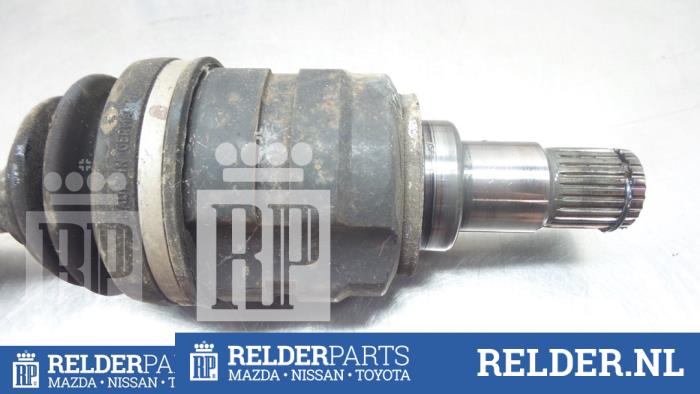 Front drive shaft, left from a Toyota Corolla Verso (R10/11) 2.2 D-4D 16V 2009