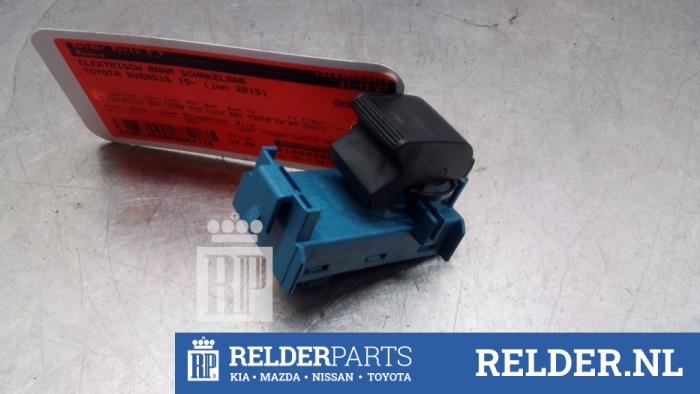 Usados Interruptor de ventanilla eléctrica Toyota Avensis Wagon (T27) 1.6 16V D-4D Precio € 35,00 Norma de margen ofrecido por Relder Parts B.V.