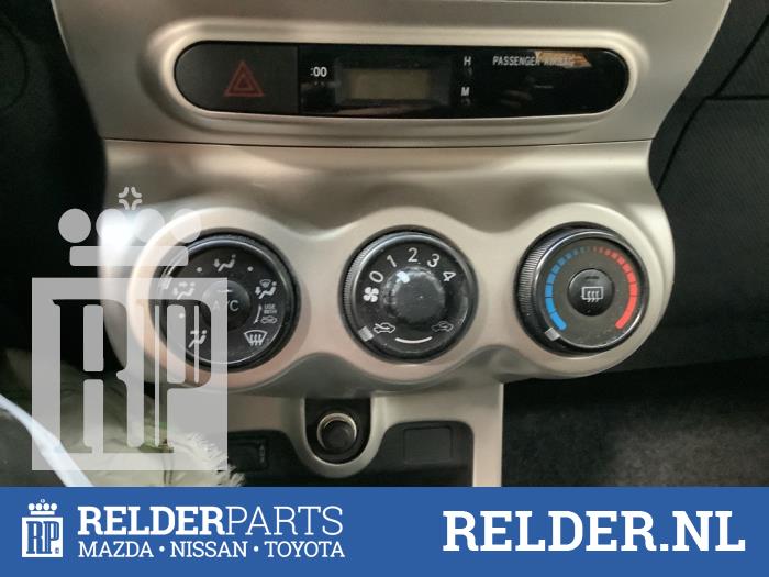 Heater control panel from a Toyota Urban Cruiser 1.33 Dual VVT-I 16V 2WD 2010