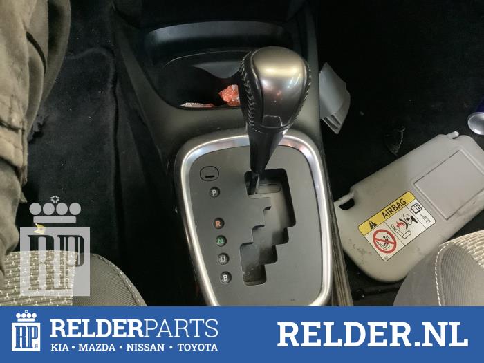 Gear stick knob Toyota Yaris III 1.5 16V Hybrid - YARIS