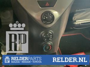 Gebrauchte Heizung Bedienpaneel Toyota iQ 1.0 12V VVT-i Preis € 50,00 Margenregelung angeboten von Relder Parts B.V.