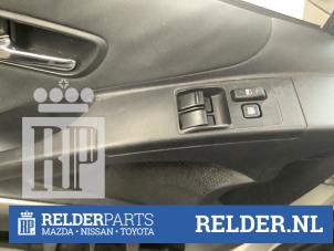 Usados Interruptor de ventanilla eléctrica Toyota Corolla Verso (R10/11) 2.2 D-4D 16V Precio € 40,00 Norma de margen ofrecido por Relder Parts B.V.
