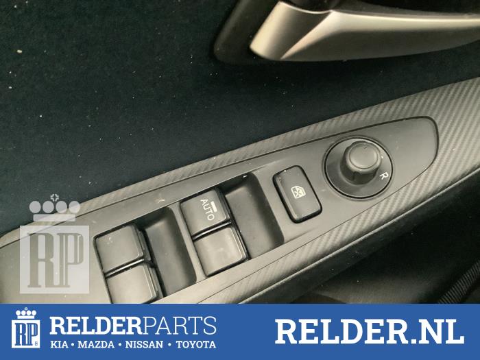 Usados Interruptor de ventanilla eléctrica Mazda 2 (DJ/DL) 1.5 SkyActiv-G 90 Precio € 70,00 Norma de margen ofrecido por Relder Parts B.V.