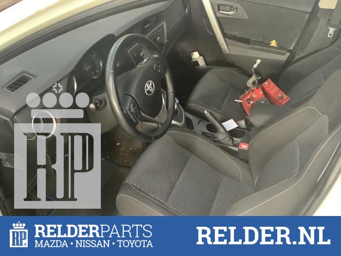 Rear seatbelt buckle, right from a Toyota Auris (E18) 1.8 16V Hybrid 2015