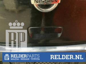 Usagé Poignée hayon Nissan Micra (K13) 1.2 12V DIG-S Prix € 25,00 Règlement à la marge proposé par Relder Parts B.V.