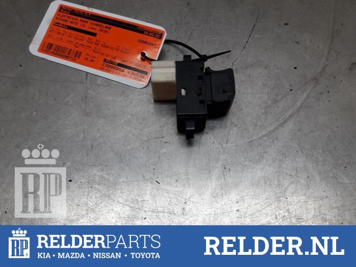 Usados Interruptor de ventanilla eléctrica Nissan Note (E12) 1.2 68 Precio € 25,00 Norma de margen ofrecido por Relder Parts B.V.