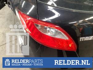 Usados Luz trasera izquierda Mazda 2 (DE) 1.3 16V S-VT Precio € 30,00 Norma de margen ofrecido por Relder Parts B.V.