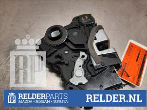 Używane Mechanizm blokady drzwi prawych przednich wersja 4-drzwiowa Toyota RAV4 (A3) 2.2 D-4D 16V 4x4 Cena € 25,00 Procedura marży oferowane przez Relder Parts B.V.