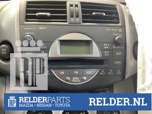 Usagé Radio/Lecteur CD Toyota RAV4 (A3) 2.2 D-4D 16V 4x4 Prix € 90,00 Règlement à la marge proposé par Relder Parts B.V.