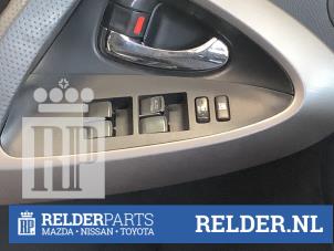 Gebrauchte Elektrisches Fenster Schalter Toyota RAV4 (A3) 2.2 D-4D 16V 4x4 Preis € 50,00 Margenregelung angeboten von Relder Parts B.V.