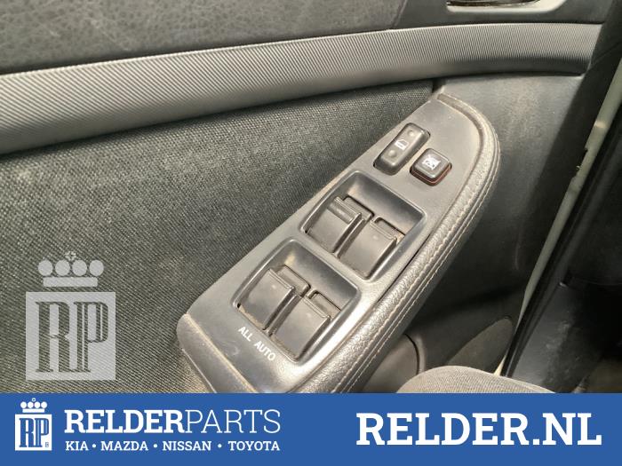 Usados Interruptor de ventanilla eléctrica Toyota Avensis Wagon (T25/B1E) 1.8 16V VVT-i Precio € 45,00 Norma de margen ofrecido por Relder Parts B.V.