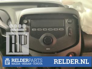 Używane Radioodtwarzacz CD Toyota Aygo (B40) 1.0 12V VVT-i Cena € 125,00 Procedura marży oferowane przez Relder Parts B.V.