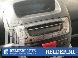 Gebrauchte Radio CD Spieler Toyota Aygo (B10) 1.0 12V VVT-i Preis € 50,00 Margenregelung angeboten von Relder Parts B.V.