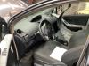 Insertion ceinture de sécurité avant gauche d'un Toyota Yaris II (P9), 2005 / 2014 1.33 16V Dual VVT-I, Berline avec hayon arrière, Essence, 1.329cc, 74kW (101pk), FWD, 1NRFE, 2008-11 / 2011-12, NSP90 2010