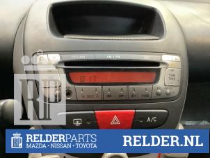 Używane Radioodtwarzacz CD Toyota Aygo (B10) 1.0 12V VVT-i Cena € 50,00 Procedura marży oferowane przez Relder Parts B.V.