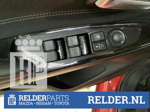Usados Interruptor de ventanilla eléctrica Mazda 2 (DJ/DL) 1.5 SkyActiv-G 90 Precio € 70,00 Norma de margen ofrecido por Relder Parts B.V.