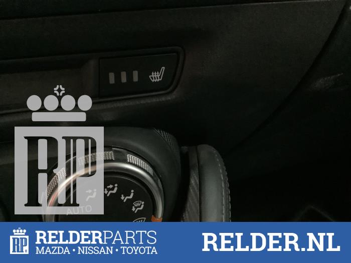 Seat heating switch from a Mazda 2 (DJ/DL) 1.5 SkyActiv-G 90 2019