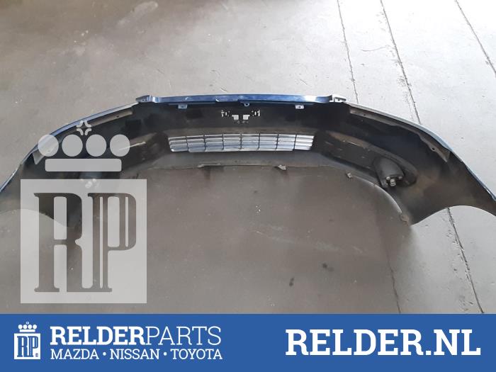 Front bumper from a Toyota Avensis Verso (M20) 2.0 16V VVT-i D-4 2003
