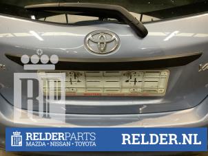 Używane Uchwyt tylnej klapy Toyota Yaris III (P13) 1.0 12V VVT-i Cena € 30,00 Procedura marży oferowane przez Relder Parts B.V.