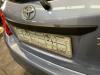 Manija del portón trasero de un Toyota Yaris III (P13) 1.0 12V VVT-i 2013