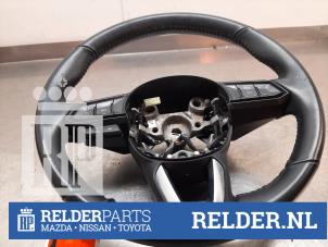 Używane Kierownica Mazda 2 (DJ/DL) 1.5 SkyActiv-G 75 Cena € 50,00 Procedura marży oferowane przez Relder Parts B.V.