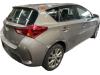 Insertion ceinture de sécurité arrière centre d'un Toyota Auris (E18), 2012 / 2019 1.8 16V Hybrid, Berline avec hayon arrière, 4 portes, Electrique Essence, 1.798cc, 100kW (136pk), FWD, 2ZRFXE, 2012-10 / 2019-03, ZWE186L-DH; ZWE186R-DH 2013