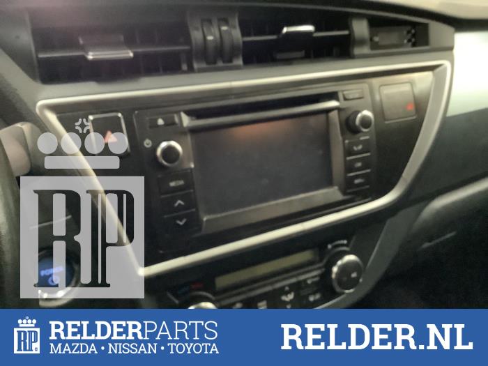 Radio CD Spieler van een Toyota Auris (E18) 1.8 16V Hybrid 2013