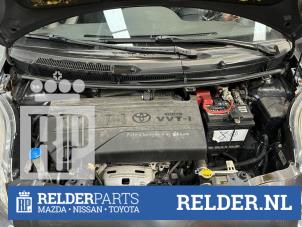 Używane Zawias pokrywy silnika Toyota Yaris II (P9) 1.33 16V Dual VVT-I Cena € 30,00 Procedura marży oferowane przez Relder Parts B.V.