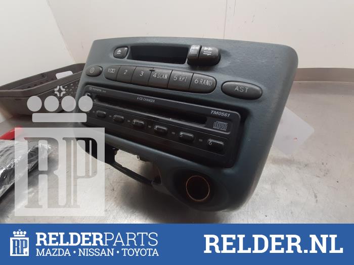 Radio/cassette player from a Toyota Yaris (P1) 1.3 16V VVT-i 2001