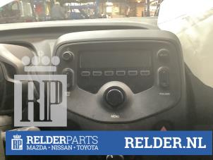 Gebrauchte Radio CD Spieler Toyota Aygo (B40) 1.0 12V VVT-i Preis € 125,00 Margenregelung angeboten von Relder Parts B.V.