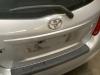 Manija del portón trasero de un Toyota Yaris III (P13) 1.0 12V VVT-i 2014