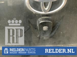 Gebrauchte Schalter Heckklappe Toyota iQ 1.0 12V VVT-i Preis € 30,00 Margenregelung angeboten von Relder Parts B.V.