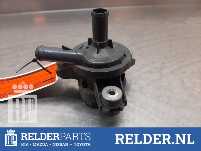 Usagé Pompe à eau Toyota Yaris III (P13) 1.5 16V Hybrid Prix € 50,00 Règlement à la marge proposé par Relder Parts B.V.