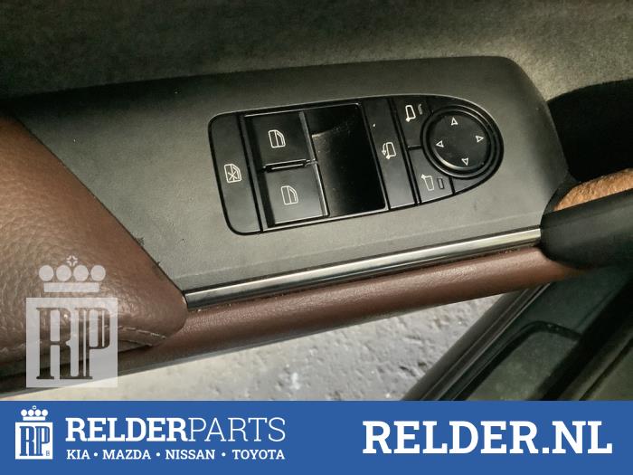 Usados Interruptor de ventanilla eléctrica Mazda MX-30 e-SkyActiv 145 Precio € 90,00 Norma de margen ofrecido por Relder Parts B.V.