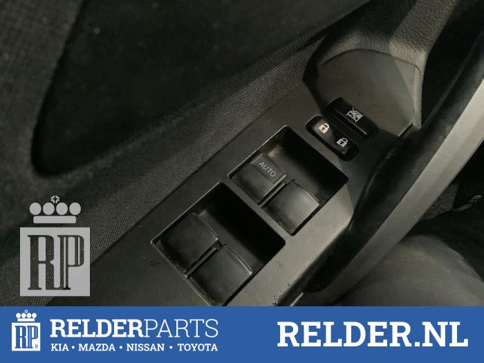 Usados Interruptor de ventanilla eléctrica Toyota Auris (E18) 1.8 16V Hybrid Precio € 50,00 Norma de margen ofrecido por Relder Parts B.V.