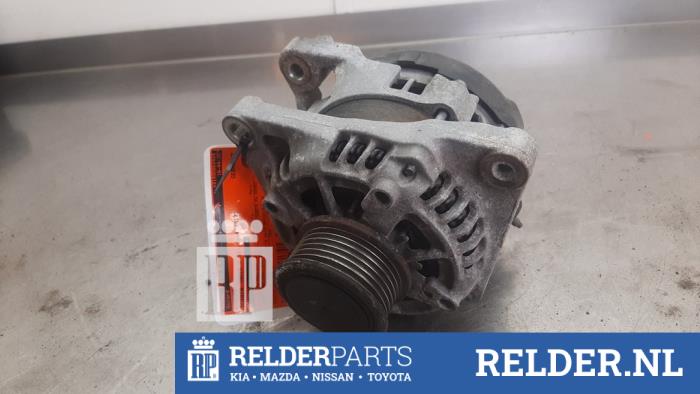 Dynamo van een Toyota Yaris III (P13) 1.4 D-4D-F 2013