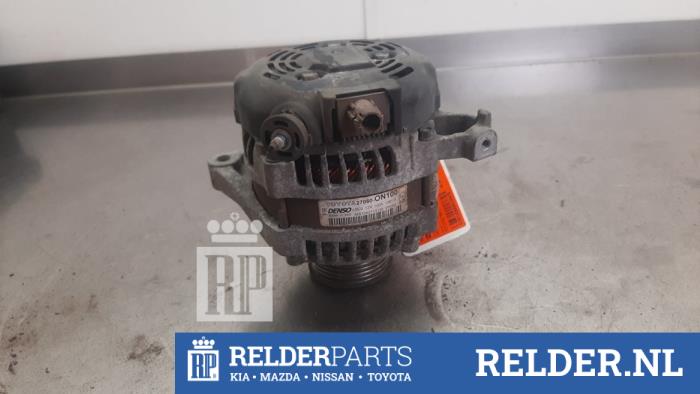 Dynamo van een Toyota Yaris III (P13) 1.4 D-4D-F 2013