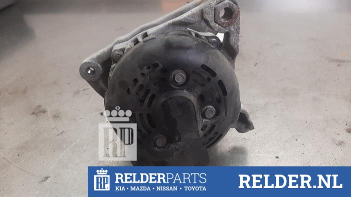 Dynamo van een Toyota Yaris III (P13) 1.4 D-4D-F 2013