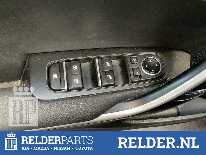 Usados Interruptor de ventanilla eléctrica Kia Xceed 1.6 GDI PHEV Precio € 75,00 Norma de margen ofrecido por Relder Parts B.V.