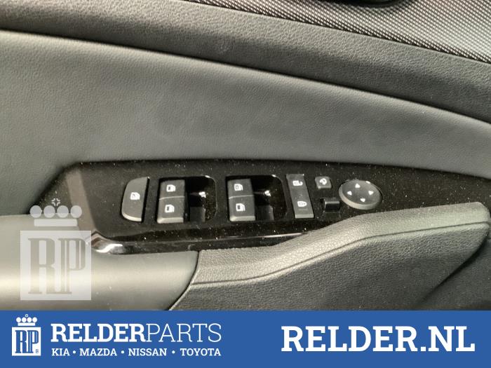 Usados Interruptor de ventanilla eléctrica Kia Sportage (NQ5E) 1.6 T-GDi Hybrid 16V Precio € 100,00 Norma de margen ofrecido por Relder Parts B.V.