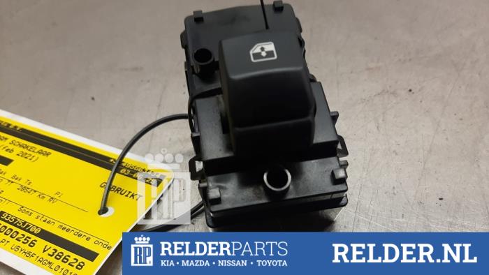 Usados Interruptor de ventanilla eléctrica Kia Xceed 1.6 GDI PHEV Precio € 30,00 Norma de margen ofrecido por Relder Parts B.V.