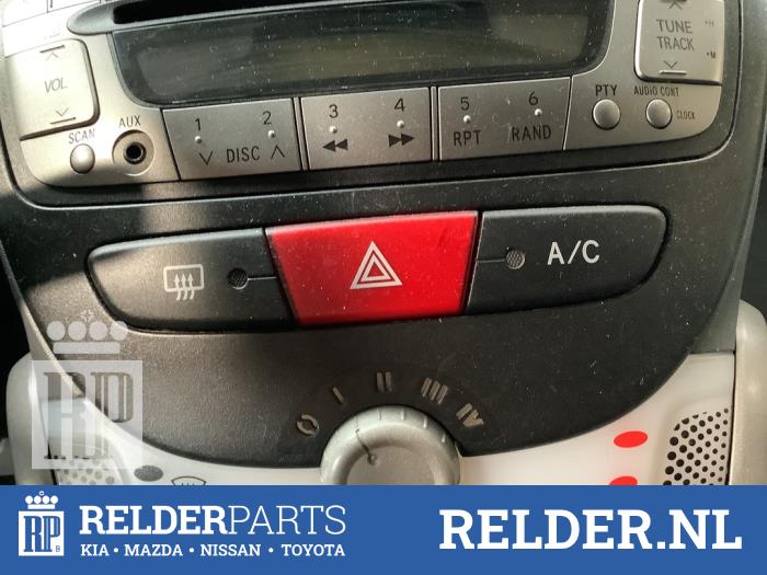 Commutateur clim d'un Toyota Aygo (B10) 1.0 12V VVT-i 2011