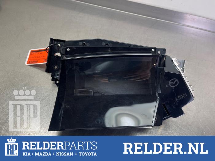 Usados Pantalla Head-up Mazda 3 Sport (BP) 2.0 SkyActiv-G 122 Mild Hybrid 16V Precio € 300,00 Norma de margen ofrecido por Relder Parts B.V.