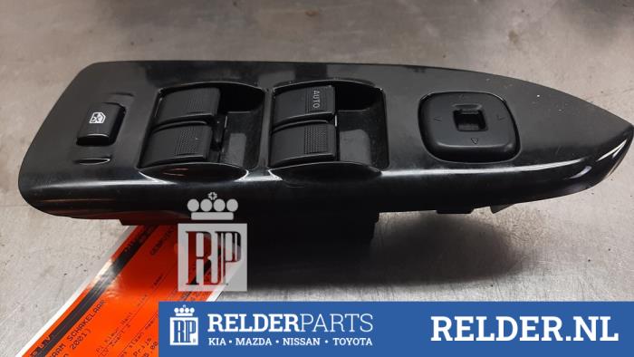 Usados Interruptor de ventanilla eléctrica Mazda 323 (BJ12) 1.6 16V Precio € 25,00 Norma de margen ofrecido por Relder Parts B.V.